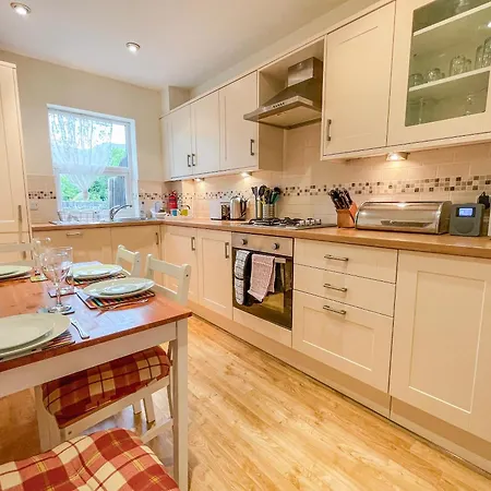 2 Greta Grove House *